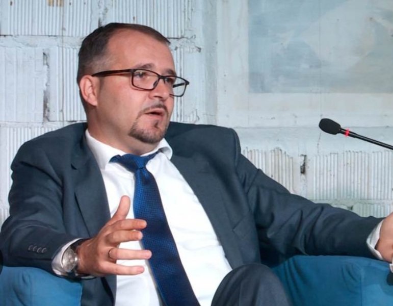 Željko Radovanović, direktor Uprave za sprečavanje pranja novca ne pita Sinišu Malog odakle mu pare.
Ne pita šefa kabineta Ane Brnabić za milion evra.
Vučića ne pita ništa.
Ali je zato nezakonito pregledao račune novinara i NVO.
Željku ide krivična prijava odmah po smeni vlasti.