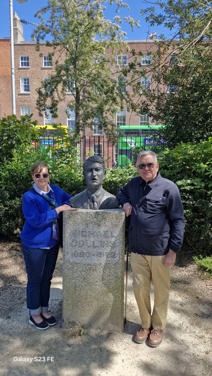 davekavanagh2's tweet photo. @RoguesTour  Donna and Mike from Colorado on the Dublin Rogues Tour #dublinroguestour #walkingtour #writers https://t.co/BQ4upB8Gjv