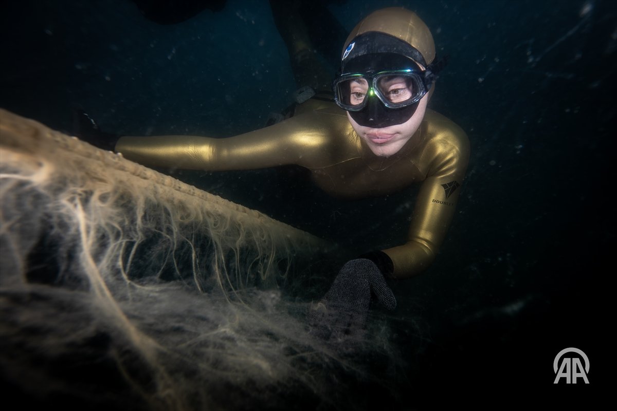Dünya serbest dalış rekortmeni Şahika Ercümen:

"Suyun altı ve denizlerimiz can çekişiyor"

Ercümen, ikinci deniz salyası atağına dikkat çekmek için müsilajın en yoğun göründüğü yerlerden biri olan Güney Marmara'da tek nefesle derinliklere daldı. 

Dalışlarda, Marmara Denizi'nde