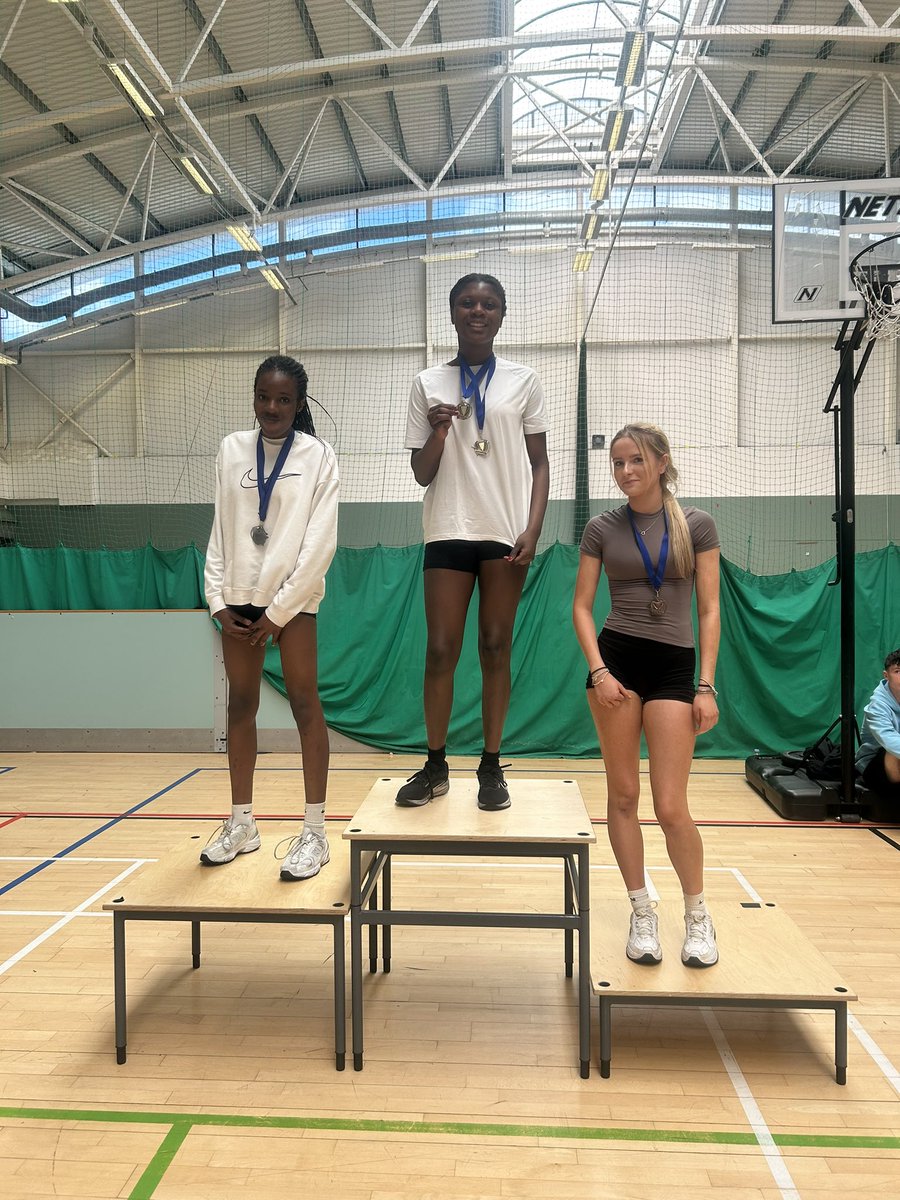 S3 200m Medal Winners 🏆
Girls:
🥇Merit
🥈Monica
🥉 Ruby
Boys:
🥇 Alexander
🥈 Gabriel
🥉 Clark