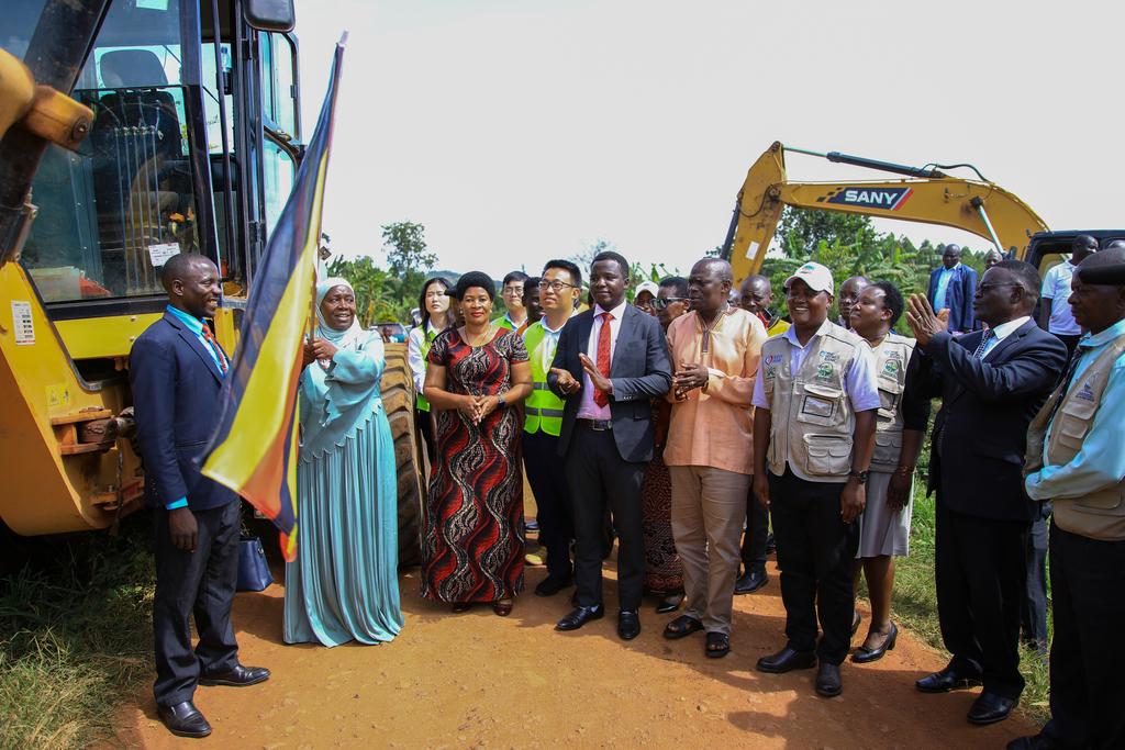 Greater Kampala Metropolitan Area - UDP (@gkmaurbandevt) on Twitter photo <a href="/HajjatMinsa/">Hajjat Minsa Kabanda</a> <a href="/KagutaMuseveni/">Yoweri K Museveni</a> <a href="/WorldBank/">World Bank</a> <a href="/AFD_en/">AFD_en 🇫🇷 🇪🇺</a> <a href="/kyofakabuye2/">Hon Kyofatogabye Kabuye</a> urged residents to safeguard the road after construction & follow traffic guidelines.The representative of <a href="/BugandaKingdom_/">Buganda Kingdom</a> Kayima hailed <a href="/GovUganda/">Government of Uganda</a> for the development & thanked residents who gave right of way for the project. "That is Buganda's Spirit," she said. <a href="/HajjatMinsa/">Hajjat Minsa Kabanda</a> <a href="/KagutaMuseveni/">Yoweri K Museveni</a> <a href="/WorldBank/">World Bank</a> <a href="/AFD_en/">AFD_en 🇫🇷 🇪🇺</a> <a href="/kyofakabuye2/">Hon Kyofatogabye Kabuye</a> urged residents to safeguard the road after construction & follow traffic guidelines.The representative of <a href="/BugandaKingdom_/">Buganda Kingdom</a> Kayima hailed <a href="/GovUganda/">Government of Uganda</a> for the development & thanked residents who gave right of way for the project. "That is Buganda's Spirit," she said.