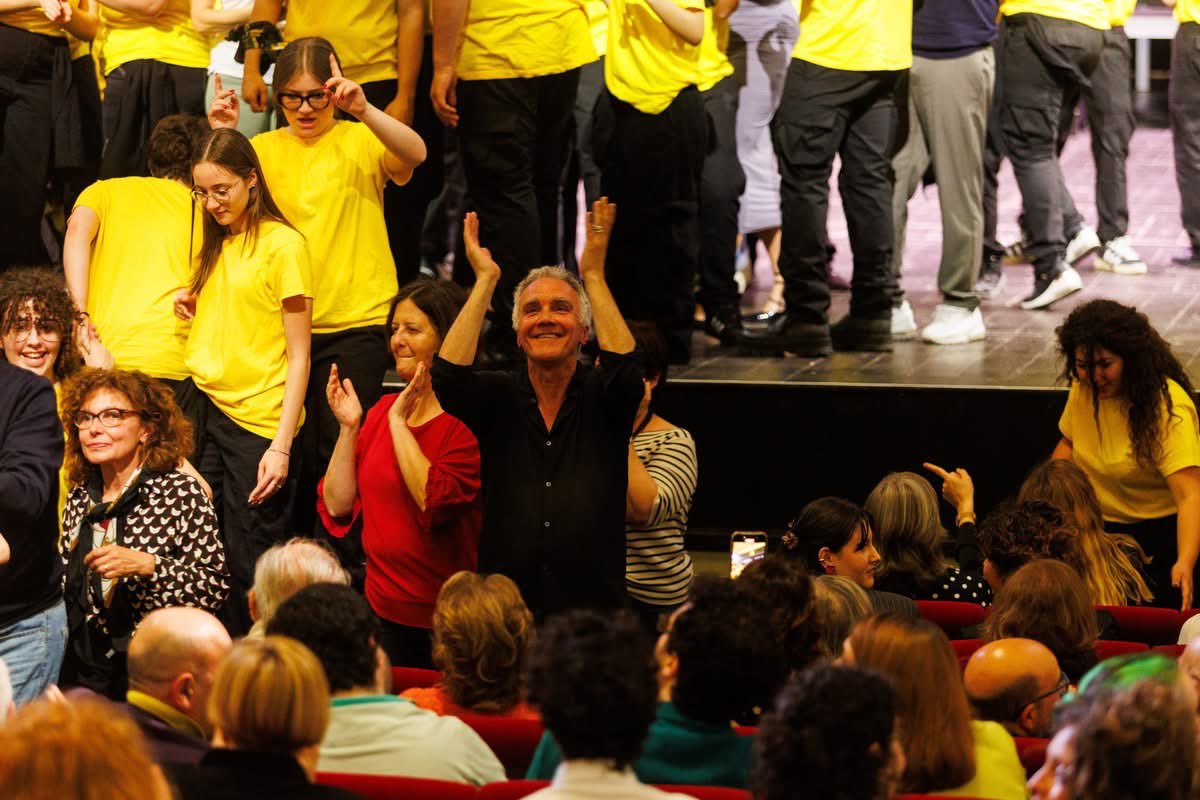 Cosa fare quando la pace si fatica a trovarla? Se lo chiedeva #Aristofane 2500 anni fa, ce lo chiediamo ancora oggi purtroppo, e con ardore se lo domandano gli adolescenti che ieri sera hanno incendiato il Teatro con la potenza della loro interpretazione.