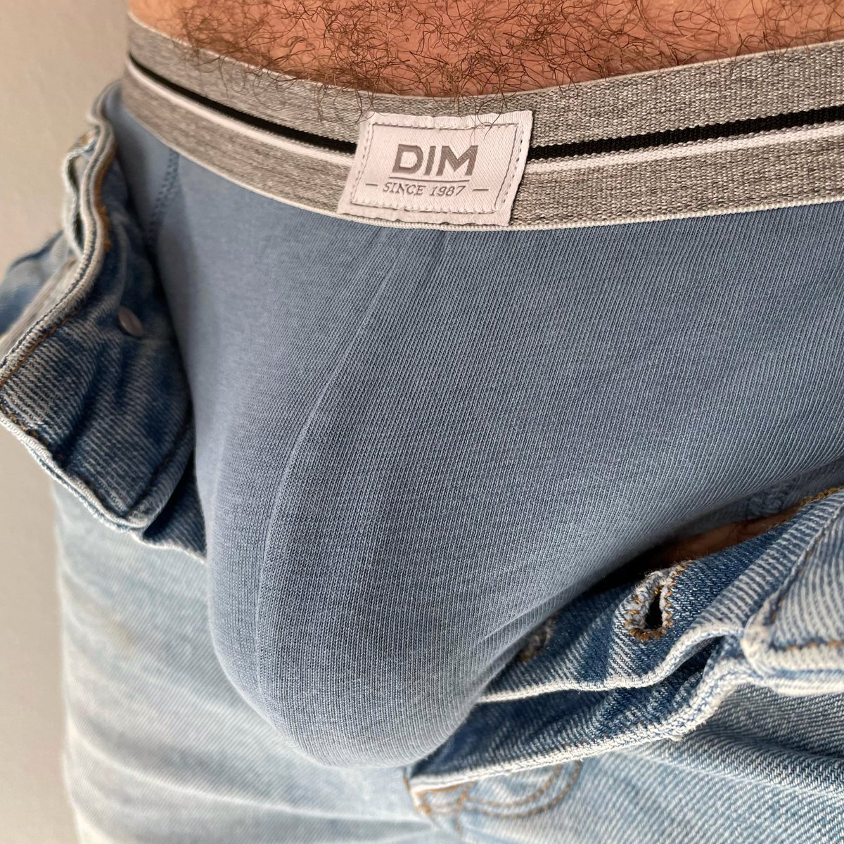 RT if you‘d love to pull them down! 😈

#bulge #openfly #gayjeans #teambriefs