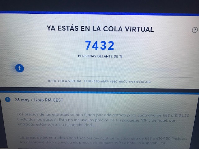 ElGiradiscos's tweet photo. El Último de la Fila para ver a El Último de la Fila. ¡Qué bonito era acercarte a comprar tu entrada a cualquier tienda de discos! ¡Viva el progreso y muera la inteligencia! https://t.co/56rPJughjq
