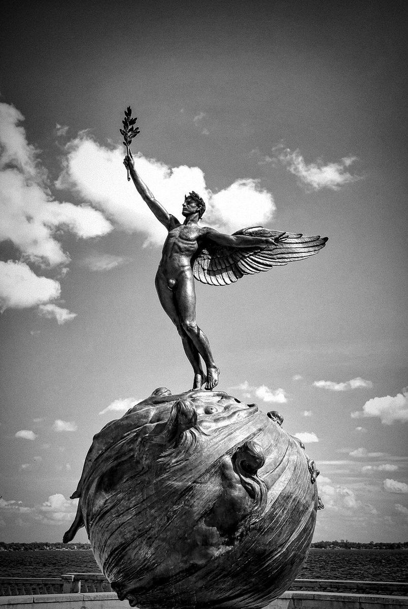 «La verdadera revolución es vertical: ascender, no dispersarse en la horizontalidad del mundo moderno.»

— 𝐽𝑢𝑙𝑖𝑢𝑠 𝐸𝑣𝑜𝑙𝑎