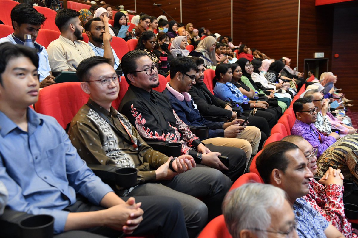 MohdShukriYajid's tweet photo. Positive initiative by the organising committees of the "Dialog Perpaduan &amp; Seminar" event. Fostering constructive dialogue, addressing communal concerns, and advancing racial unity are vital in nurturing an inclusive and harmonious society. @ICCMSU @msumalaysiacfs #MSUsdg https://t.co/AQvdp5IsxY
