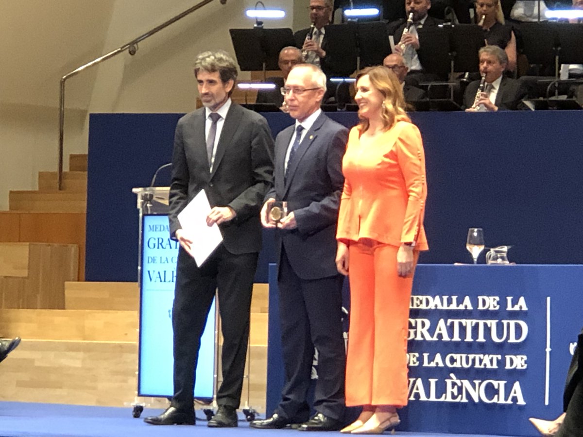 La #FundaciónCofares recibe la Medalla de la Gratitud de la Ciudad de Valencia por la colaboración inmediata y coordinada  en apoyo a los afectados por el incendio de Campanar. bit.ly/3SnhN4X