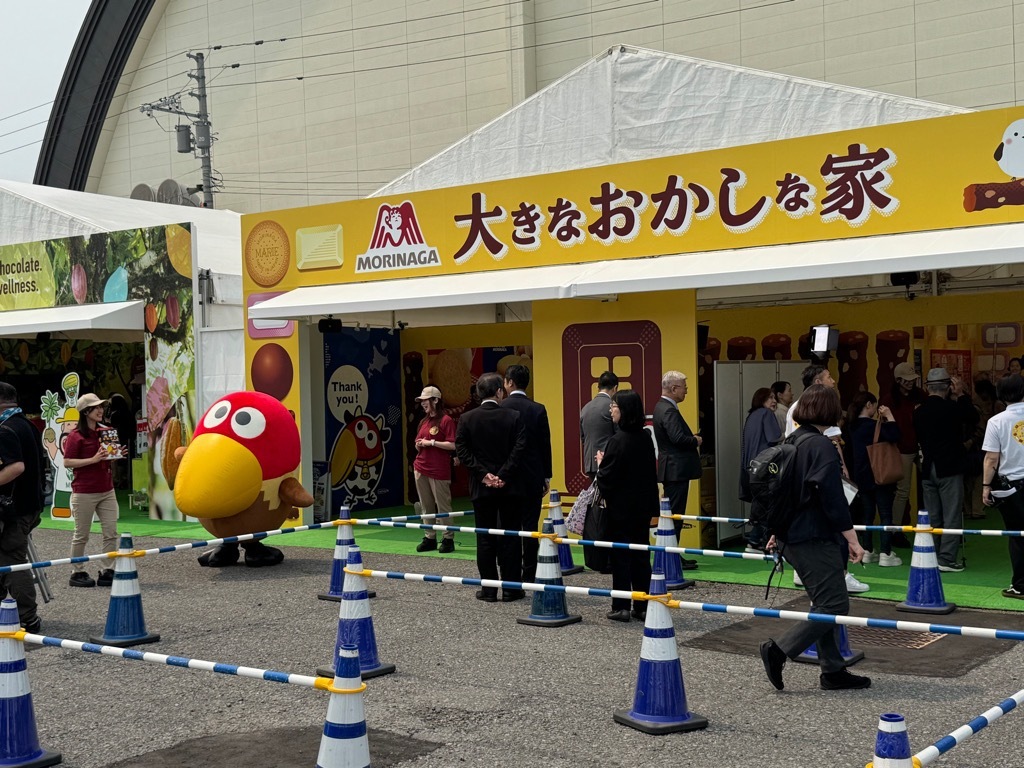 asahikawa_jp's tweet photo. ／
🍩あさひかわ菓子博2025🍰
いよいよ明日5/30(金)開幕！
＼

待ちに待った第28回全国菓子大博覧会・北海道「あさひかわ菓子博2025」が開幕します！

5/30(金)は
✅9:45から オープニングセレモニー
　（道北アークス大雪アリーナ正面入口前）
✅10:00から 入場開始

旭川、そして全国のお菓子の伝統や魅力がいっぱい！！世代を問わず皆さんが笑顔になれるはず。6/15(日)まで開催！多くの方々のご来場をお待ちしています！

👇「あさひかわ菓子博2025」HP
https://t.co/TNW4EJoKG3

写真は5/29に行われた内覧会の様子です！