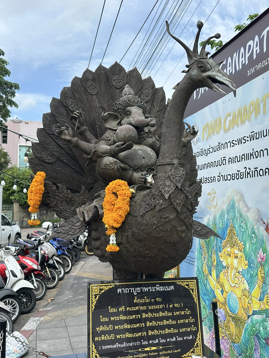 jenrob_jen's tweet photo. บังเอิญนั่งรถมาลงผิดสถานที่ แต่ไปที่ไหนก็เจอองค์พ่อ ฮ่า เลยแวะไปสวัสดีหน่อย เป็นปรงค์ที่นานๆเห็นที่ เกี่ยวกับปัญญาโดยตรง https://t.co/my4Jr2hJbY