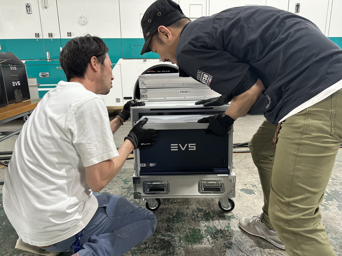 kansai_TOTSU's tweet photo. 新規機材到着&開封の儀
EVS XT-VIA 2号機です!
言わずもがなスポーツ中継の中心的なビデオサーバー
入力と出力との合計は12ch!
お値段はマンション買えるぐらい?!
切れ味鋭い凄腕のスタッフがOPいたします
どうか、お手前様のご贔屓、心ばかりお待ち申しておりんす
#EVS
#XTVIA https://t.co/c6VJJJlqRB