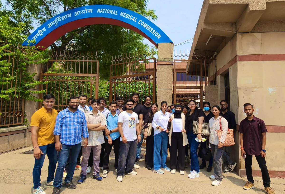 official_afa_'s tweet photo. Over 50 FMGs of DELHI went to NMC demanding swift action on internship delays. Despite clearing FMGE in  January, around 300 fmgs are facing months of waiting, financial strain, and career setbacks. Their dreams and career  are stalled by bureaucratic hurdles. Urge @NMC_BHARAT to resolve this crisis! #FMGJustice @DalmiyaDr @drlakshyamittal @FordaIndia @DrDhruvchauhan