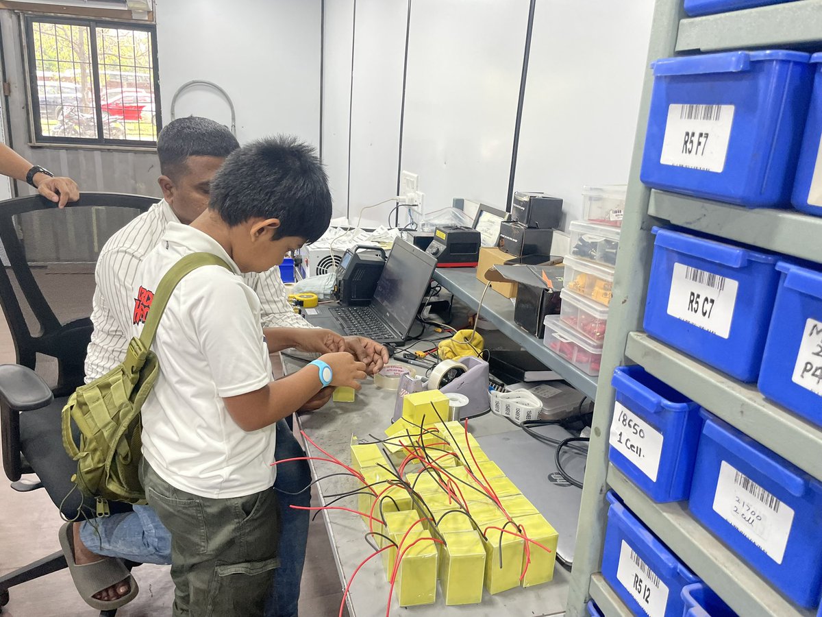 CaptVenk's tweet image. A fruitful visit to Robu.in! The founder assured full support for our ‘Moonshot Club’ and shared valuable ideas for future products. Laksh got hands-on time, and we’ll be working closely with their tech and sales teams ahead.