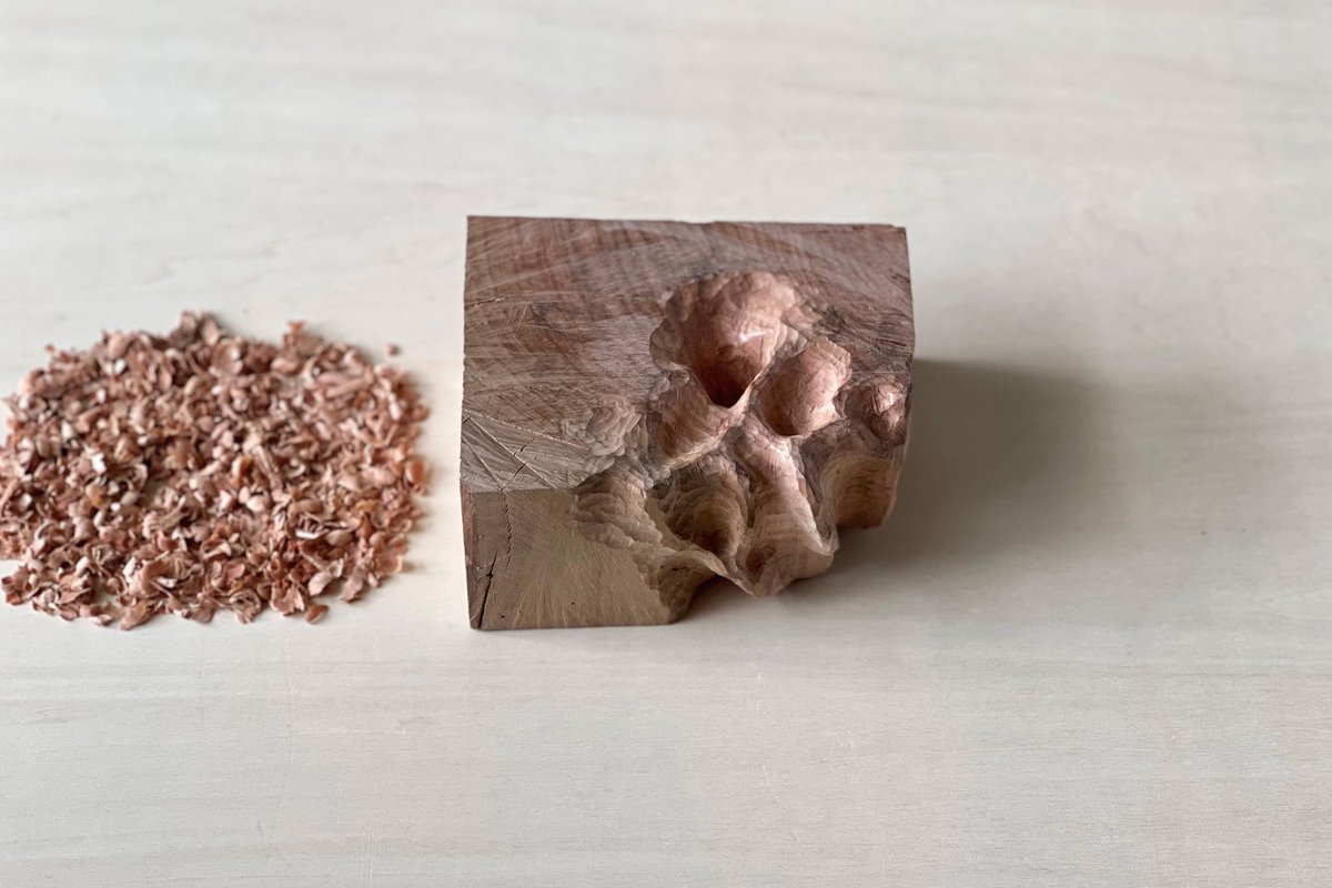 It's getting interesting to compare the already carved parts with the parts that haven't been carved yet. To create a rounded shape from a rectangular prism, I need to carve deeper and deeper toward the bottom than I expected.