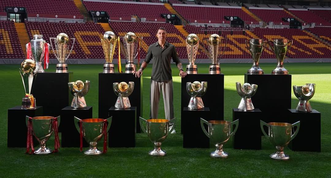 Galatasaray efsanesi Fernando Muslera, kazandığı kupalarla poz verdi.