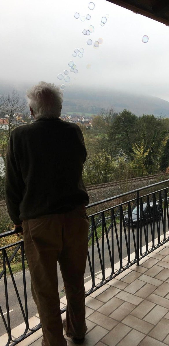 Vatertag. Ich packe gerade den Koffer, weil ich morgen zur Beerdigung meines Vaters reise.  Es werden Geschichten erzählt während ich die weißen Hemden anprobiere und den Anzug...und die Schuhe. Lachen und Trauer wechselt sich von Stück zu Stück.