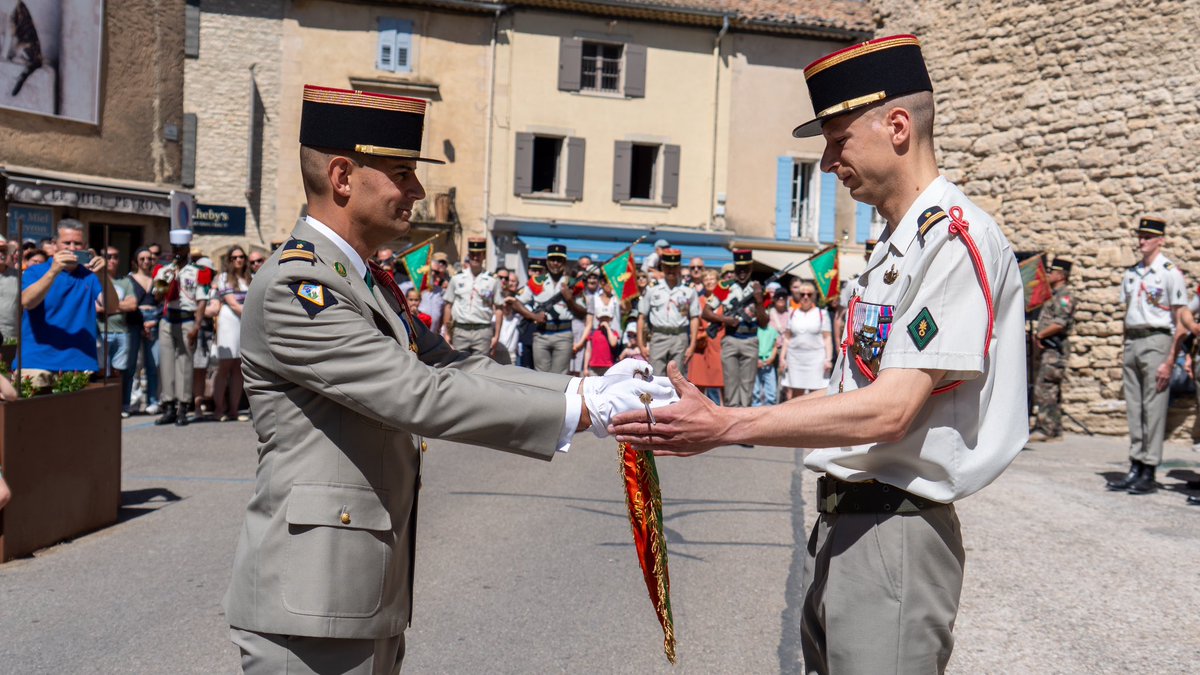 CDC_2eREG's tweet image. Après 2 ans à la tête de la 2e compagnie de combat du 2e REG, le capitaine François-Joseph a rendu son commandement. Il a transmis son fanion au capitaine Samuel, lors d’une cérémonie dans la commune de Gordes.
