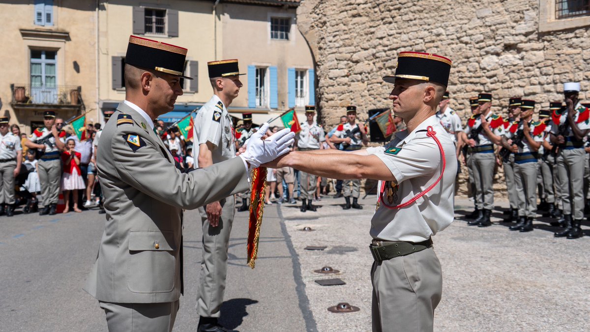 CDC_2eREG's tweet image. Après 2 ans à la tête de la 2e compagnie de combat du 2e REG, le capitaine François-Joseph a rendu son commandement. Il a transmis son fanion au capitaine Samuel, lors d’une cérémonie dans la commune de Gordes.