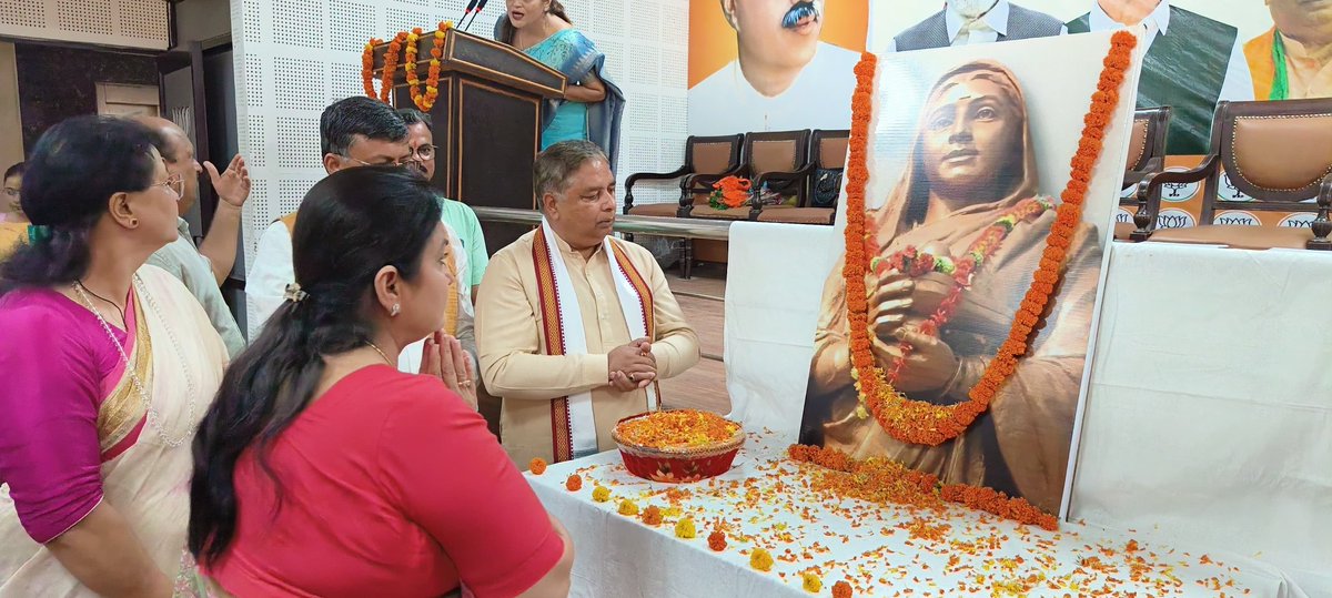 priyasethibjp's tweet photo. J & K BJP Celebrated 300th Jayanti of #RaniAhilyabaiHolkar Ji
J&K BJP President Sh. @iamsatsharmaca Ji , General Secretary(org.) Sh. @AshokKoul59 G, GS & MLA Dr. #Devinder Kumar Manyal G, GS Adv. @iamvibodhgupta Ji along with senior leaders were present in the program. https://t.co/icvIM7aKq4