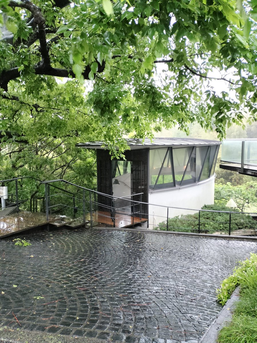 msknmr222's tweet photo. 少し前に訪れた建物。
鎌倉山の傾斜地に建つ日本一美味しいと言われるチーズケーキ屋さん。建築家斎藤裕氏設計の葉っぱのような形でとても面白い。地下？通路で隣に立つ母屋と繋がってるみたいだった。お天気があいにくで残念。 https://t.co/AovOJ6hF1f
