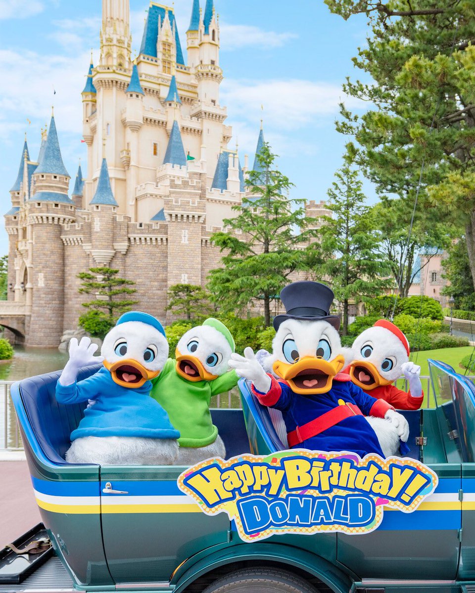 Tokyo Disneyland is presenting a new birthday greeting parade for Donald Duck featuring Huey, Dewey, Louie and more. The nephews have been retired from most parade/shows they used to appear in and now only make rare appearances for special occasions.
#DisneyParks
#rarecharacters