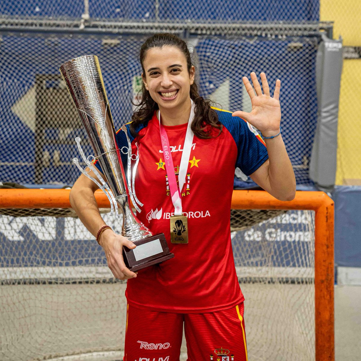 👋 Sara Lolo anuncia su retirada 🥹

Pondrá punto y final a una carrera brillante tras conquistar 5️⃣ Europeos y 4️⃣ Mundiales con la selección, además de una trayectoria repleta de títulos 🏆

Gracias por todo, Sara 🫶

ℹ️ + info: fep.es/website/14-162…

#HockeyPatines