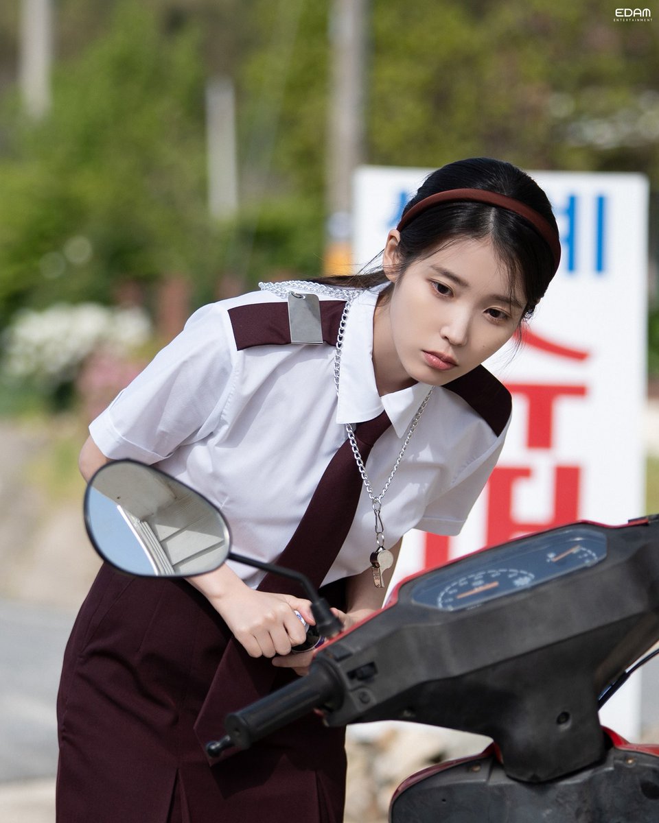 아이유(IU) tweet media