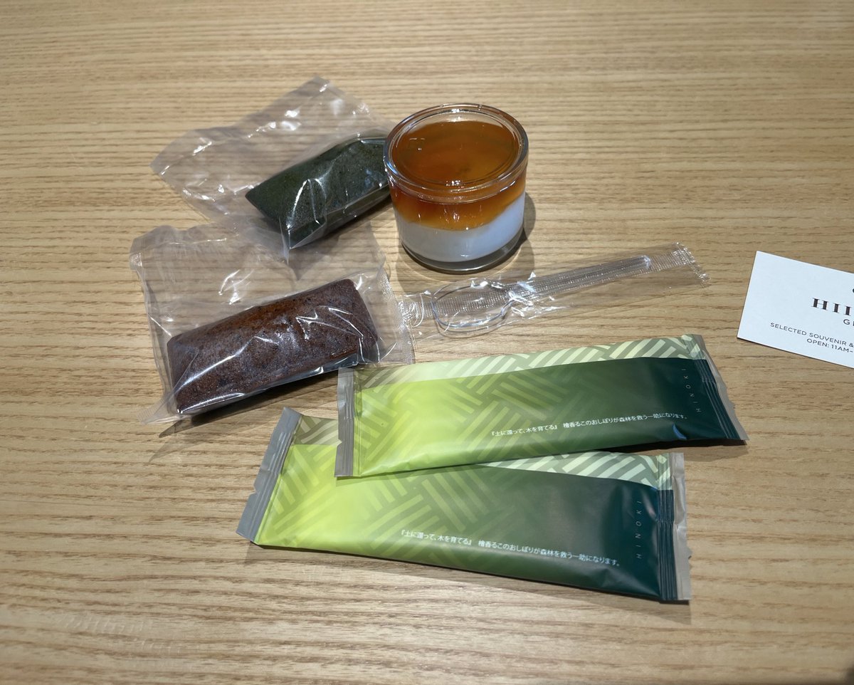 いつかの美味しいおやつ😋
店内は予約必須と知らなかったので、仕方なくテイクアウトにしたのですが、こんな素敵なおしぼりが！日清紡さんのめんですとアイコニーさんのコラボおしぼりで、檜の香りです！小ぶりなサイズ感も可愛い😊

#ひいらぎ銀座本店
#おしぼりのある風景