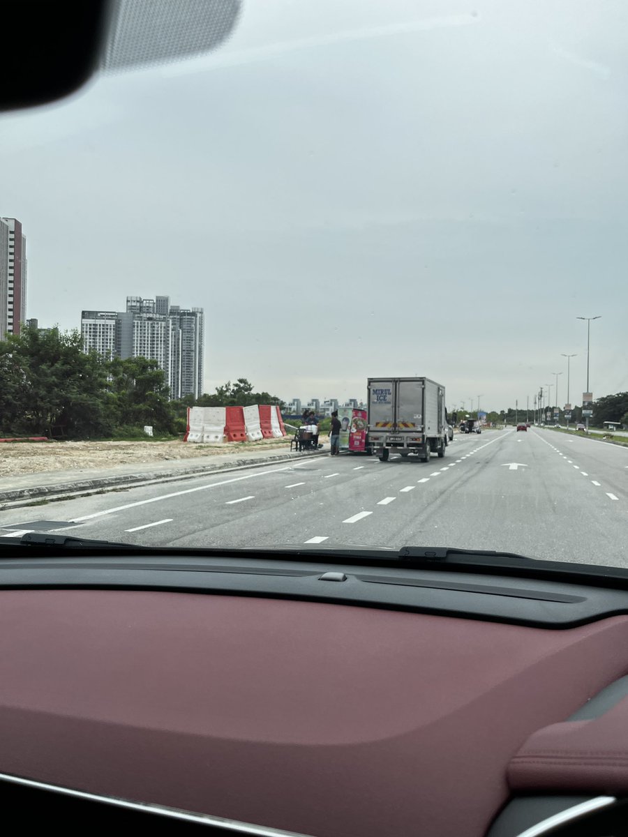 mgm41589's tweet photo. @MPSepang da start berniaga balk waktu petang2 ni depan lfh. mohon pantau n terjah balk semula. sangat menganggu jalan nk masuk rumah. https://t.co/VEcj5ZepxL
