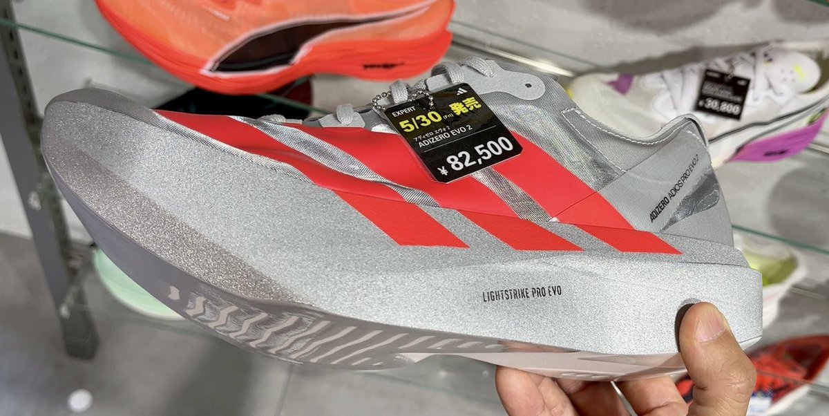 MiyasuNonki's tweet photo. ADIZERO EVO2いよいよ明日発売！軽っ！ https://t.co/kTcaZE8ocF