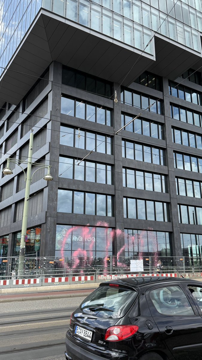 GAZA

Anschlag mit Farbe auf Amazon-Tower

Berlin-Friedrichshain, Warschauer 
Brücke, 22.5.25
#Gaza #AmazonTower