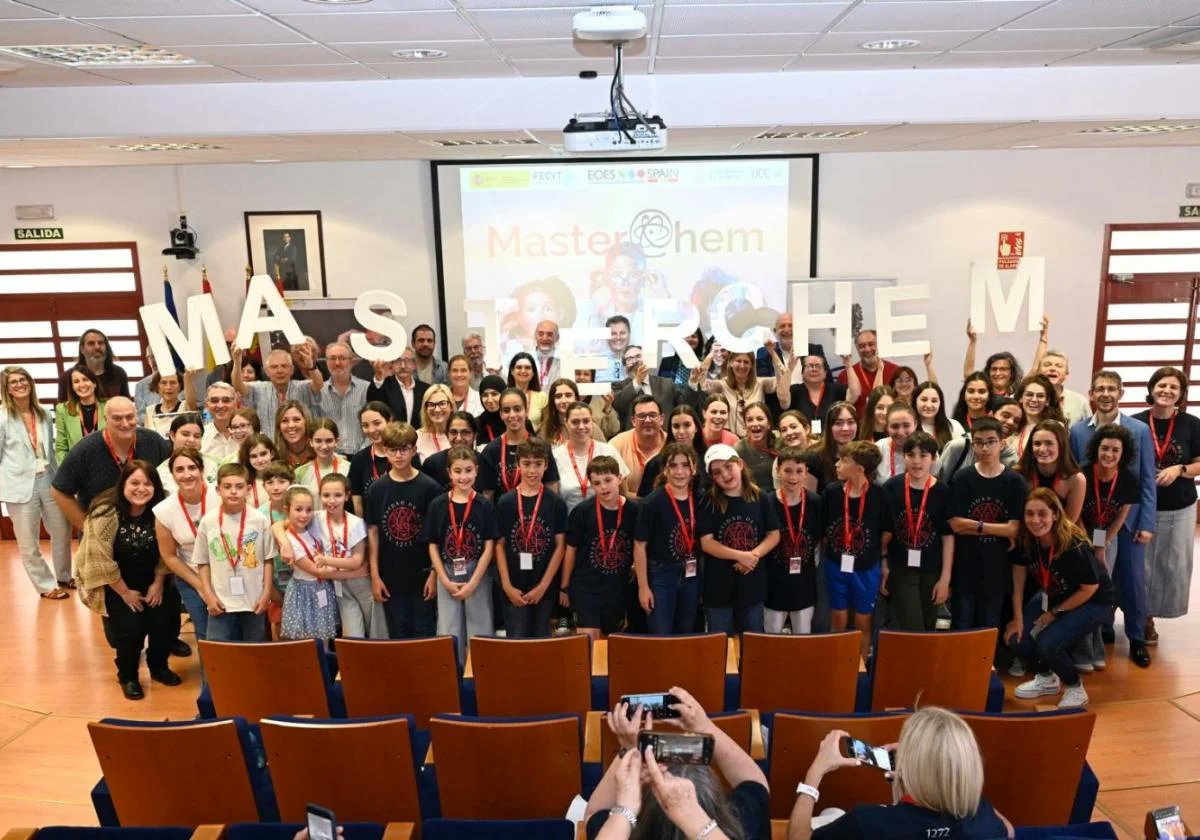 UMU Divulga (@umudivulga) on Twitter photo NOTICIA | CBEP Artero, Los Olivos y Maristas, nuevos ganadores de MasterChem🧑🔬⚗️
La Facultad de Química se transforma en un 'escape room'🧩
📌Enlace a la noticia de <a href="/laverdad_es/">laverdad_es</a>👇
laverdad.es/culturas/cbep-…
<a href="/UMU/">Universidad Murcia</a> <a href="/FECYT_Ciencia/">FECYT</a> <a href="/CienciaGob/">Ministerio de Ciencia, Innovación y Universidades</a> <a href="/QuimicaUm/">QuímicaUM</a> NOTICIA | CBEP Artero, Los Olivos y Maristas, nuevos ganadores de MasterChem🧑🔬⚗️
La Facultad de Química se transforma en un 'escape room'🧩
📌Enlace a la noticia de <a href="/laverdad_es/">laverdad_es</a>👇
laverdad.es/culturas/cbep-…
<a href="/UMU/">Universidad Murcia</a> <a href="/FECYT_Ciencia/">FECYT</a> <a href="/CienciaGob/">Ministerio de Ciencia, Innovación y Universidades</a> <a href="/QuimicaUm/">QuímicaUM</a>