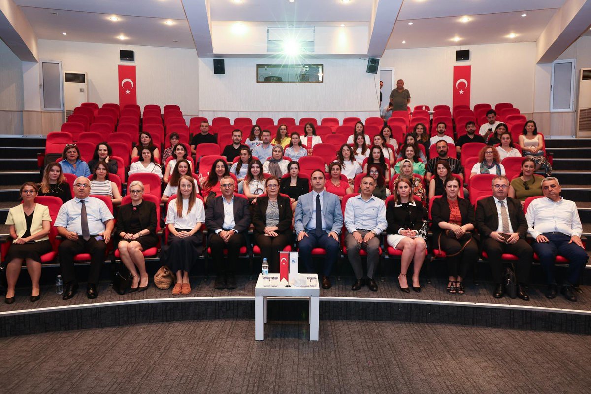 izmirASHM's tweet photo. "Aile Yılı" etkinlikleri kapsamında;
Valiliğimiz ile Dokuz Eylül Üniversitesi  Rektörlüğü arasında düzenlenen "Ailenin Korunması ve İşbirliği Protokolü" gereği; Dokuz Eylül Üniversitesi Psikoloji Bölümü Öğretim Görevlisi Prof.Dr.  Abbas TÜRNÜKLÜ tarafından meslek personelimize “Eşler Arası Anlaşmazlaklıkların Yapıcı Müzakere Süreci” konulu eğitim verilmiştir.
@tcailesosyal 
@izmirvaliligi