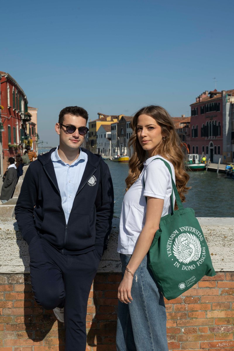 L’estate è alle porte, è tempo di colori leggeri e tessuti freschi!
Nel Ca’ Foscari Shop trovi t-shirt, cappellini e accessori perfetti per affrontare i mesi più caldi con il tuo stile da vero cafoscarino ☀️
Porta Ca’ Foscari anche in vacanza → cafoscarishop.it