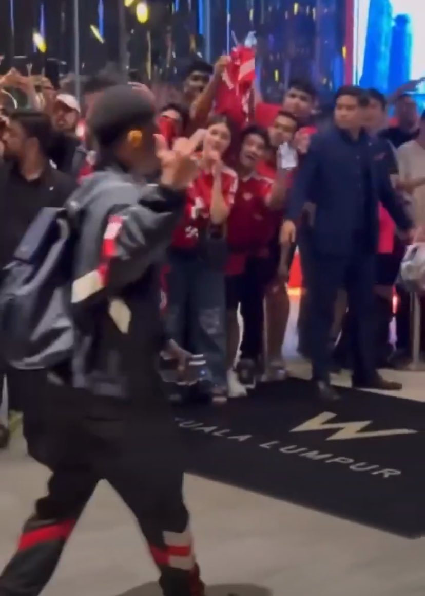 Amad Diallo giving middle finger to Man United fans. You know it’s time to come home <a href="/Amaddiallo_19/">Amad</a> #safc