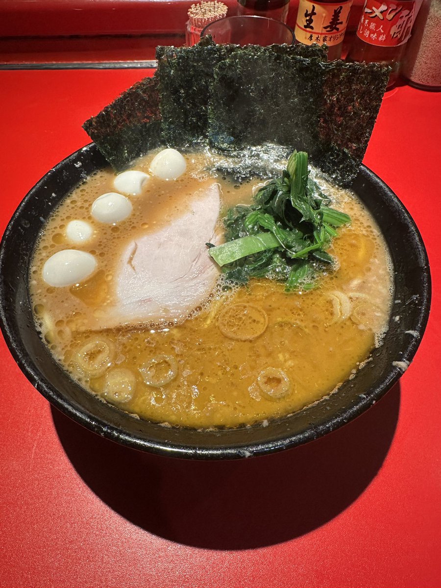 聖地厚木家。
本日はイカらさんと同麺🍜🍜
染み渡る味たまりません。
6時前だと駐車場も空き有りが多いので
オススメ😁