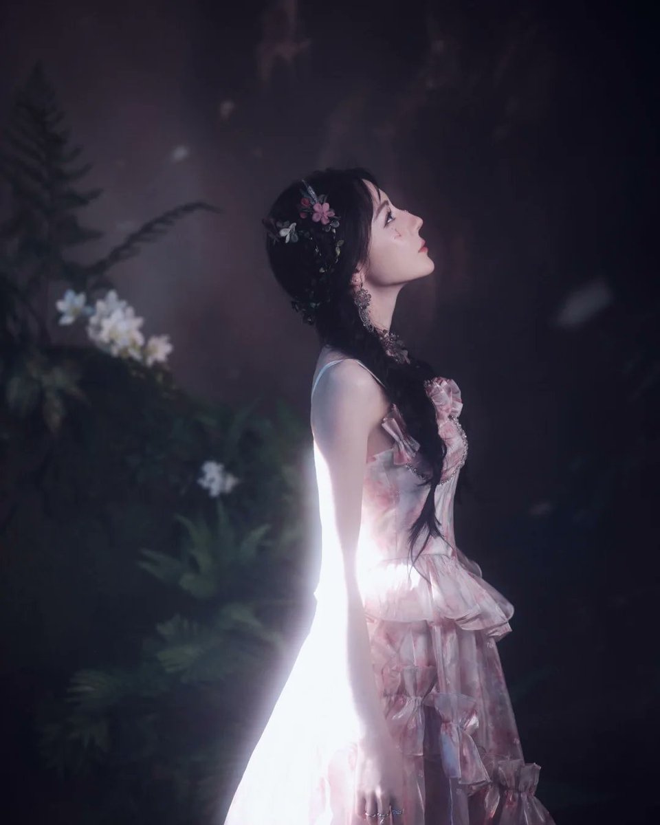 urdilraba's tweet image. 有時候，我們以為真相只有一種樣子。
但在《真相3》的世界裡，每個光明背後，都藏著不能說的黑暗。
她，不再只是那個柔弱的她。她在沉默中學會堅強，在謊言中找回真相。
這一幕，是她與自己和解的瞬間。
不再逃避，也不再恐懼。只有光，穿透心中最深的傷。
——《真相3》，真相從來不只是黑與白。