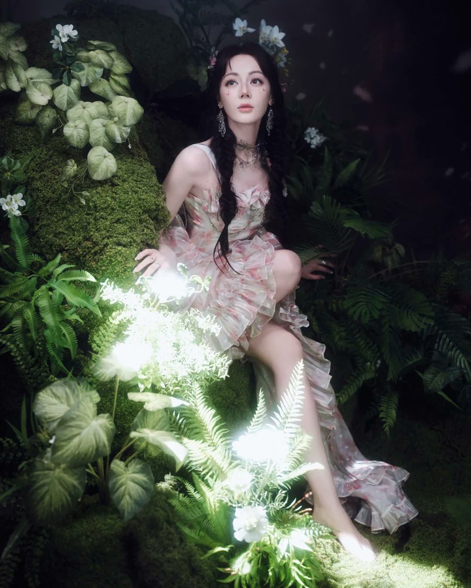 urdilraba's tweet image. 她如森林中的精灵，美丽而神秘。
可你是否知道，光明的外表下，她藏着太多不为人知的秘密。
《真相3》中的她，不再只是一个柔弱的角色。
她是目击者，是受害者，更是追寻真相的人。
这一次，她不会再沉默。
—— 真相也许残酷，但她选择面对。