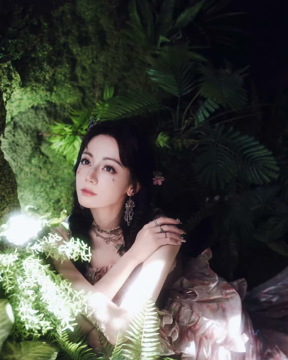 urdilraba's tweet image. 她如森林中的精灵，美丽而神秘。
可你是否知道，光明的外表下，她藏着太多不为人知的秘密。
《真相3》中的她，不再只是一个柔弱的角色。
她是目击者，是受害者，更是追寻真相的人。
这一次，她不会再沉默。
—— 真相也许残酷，但她选择面对。