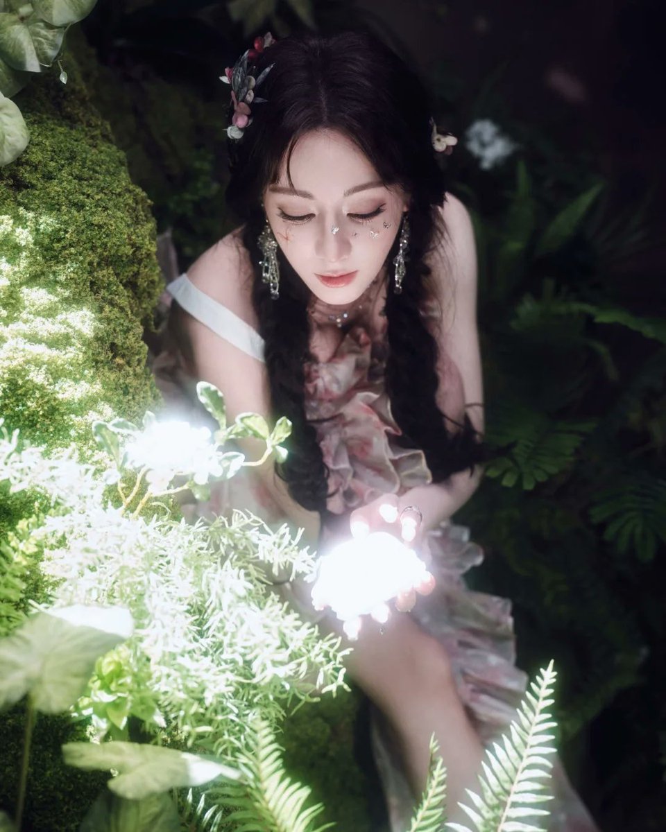 urdilraba's tweet image. 她如森林中的精灵，美丽而神秘。
可你是否知道，光明的外表下，她藏着太多不为人知的秘密。
《真相3》中的她，不再只是一个柔弱的角色。
她是目击者，是受害者，更是追寻真相的人。
这一次，她不会再沉默。
—— 真相也许残酷，但她选择面对。