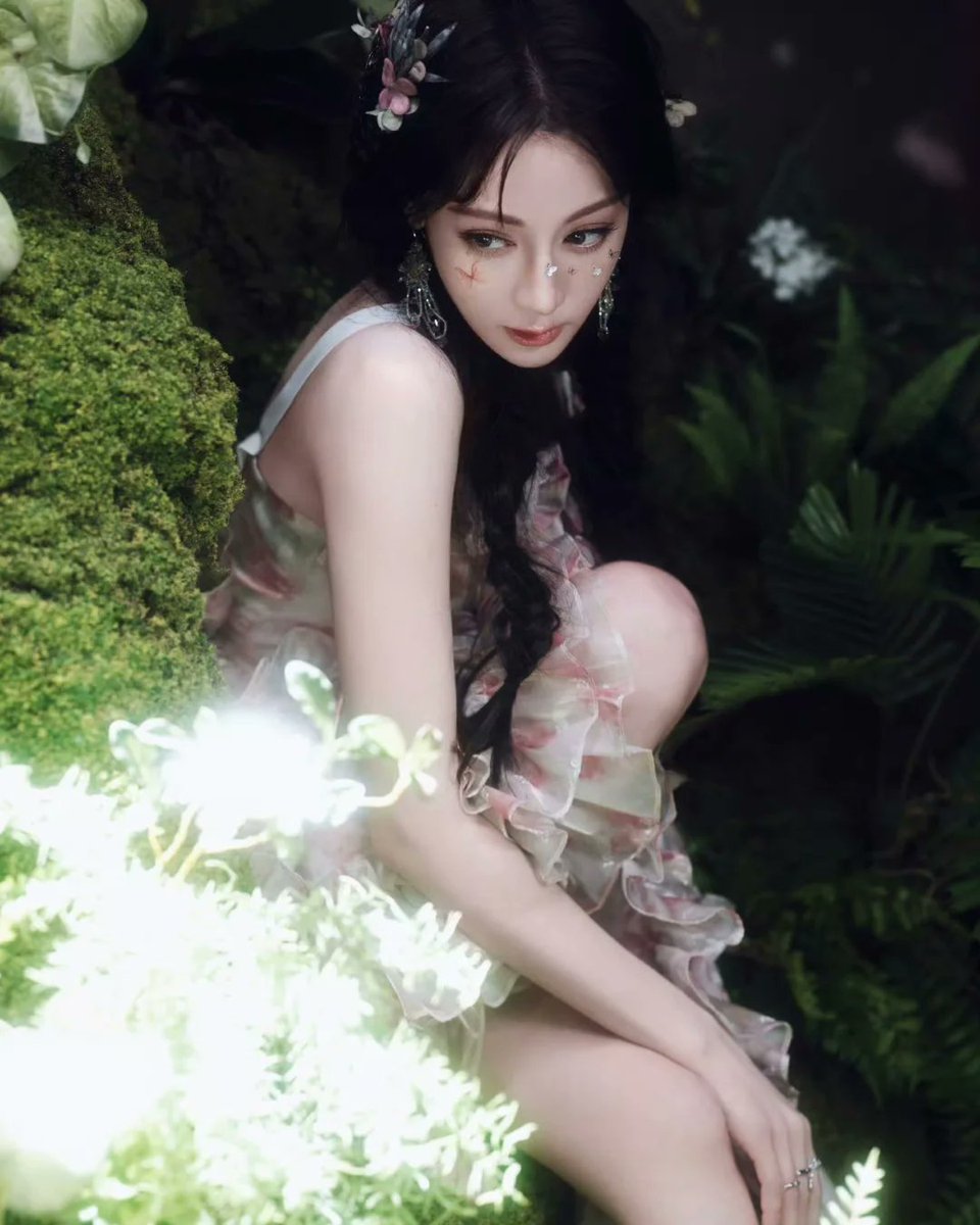 urdilraba's tweet image. 她如森林中的精灵，美丽而神秘。
可你是否知道，光明的外表下，她藏着太多不为人知的秘密。
《真相3》中的她，不再只是一个柔弱的角色。
她是目击者，是受害者，更是追寻真相的人。
这一次，她不会再沉默。
—— 真相也许残酷，但她选择面对。