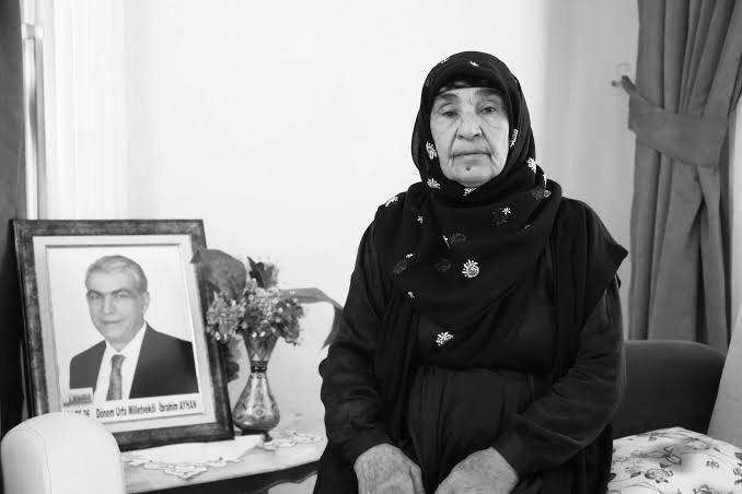 HDP Şanlıurfa eski Milletvekili, hemşehrimiz merhum İbrahim Ayhan’ın kıymetli annesi Zekiye Ayhan (Xalte Zeko) hanımefendinin, geçirmiş olduğu trafik kazası sonrası tedavi gördüğü hastanede vefat ettiğini büyük bir üzüntüyle öğrenmiş bulunuyorum.

Merhumeye Allah’tan rahmet,