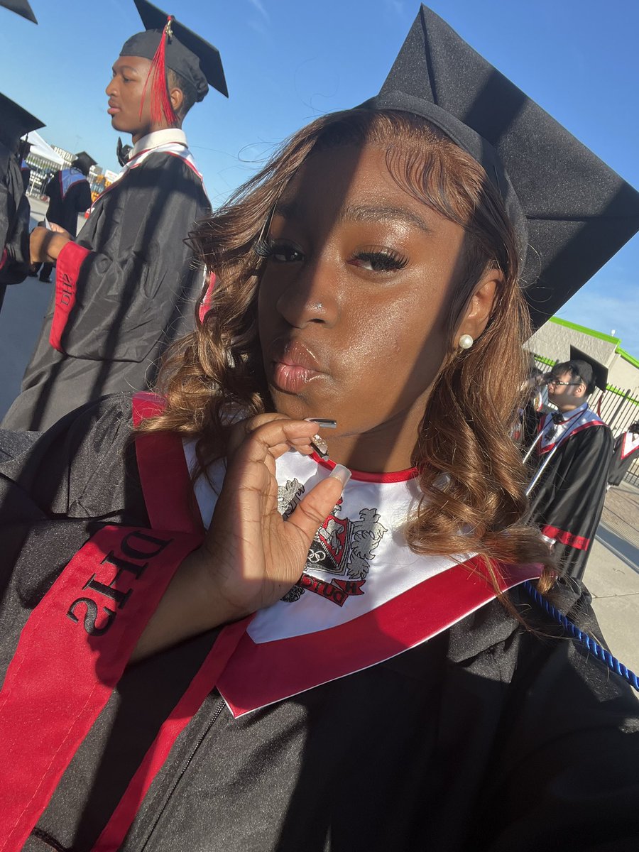 lee_incorp's tweet photo. i graduated lol. https://t.co/BijEpKGX2b