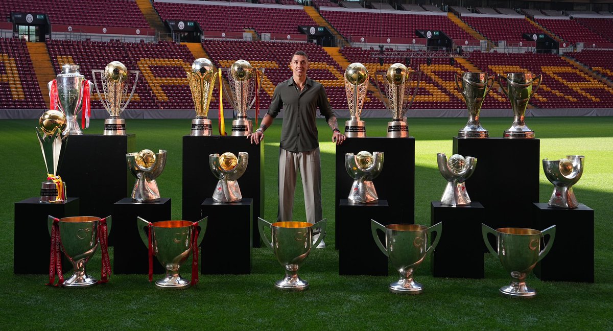 AsiAdam (@asiladam1905) on Twitter photo Son anda Muslera
Lastik gibi uzadı Muslera
İnanılmaz kurtarış
Ve daha neler neler...
14 yıl boyunca <a href="/GalatasaraySK/">#5YıldızlıŞampiyon ⭐️⭐️⭐️⭐️⭐️</a> verdiğin emekler için sonsuz teşekkür ediyoruz. İyi ki geldin iyi ki bizimleydin Fernando Muslera Son anda Muslera
Lastik gibi uzadı Muslera
İnanılmaz kurtarış
Ve daha neler neler...
14 yıl boyunca <a href="/GalatasaraySK/">#5YıldızlıŞampiyon ⭐️⭐️⭐️⭐️⭐️</a> verdiğin emekler için sonsuz teşekkür ediyoruz. İyi ki geldin iyi ki bizimleydin Fernando Muslera