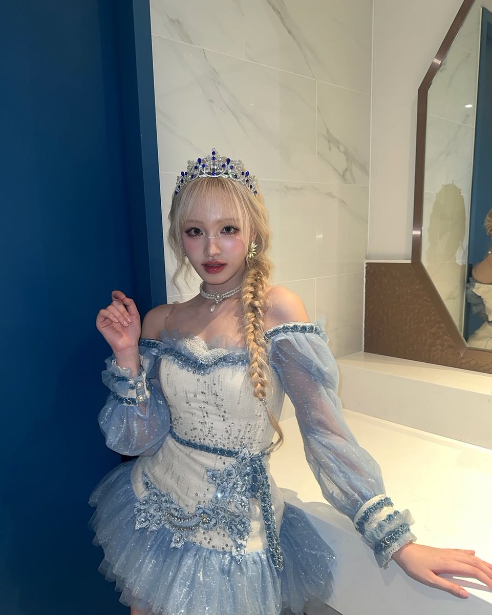 ♡₊˚ 🦢・₊✧ Crowned in stardust and wrapped in 𝐬𝐚𝐩𝐩𝐡𝐢𝐫𝐞 𝐥𝐢𝐠𝐡𝐭, Liz glows with the grace of a 𝑓𝑎𝑖𝑟𝑦𝑡𝑎𝑙𝑒 𝑑𝑟𝑒𝑎𝑚 —every glance a whisper, every pose a timeless 𝒑͟𝒓͟𝒊͟𝒏͟𝒄͟𝒆͟𝒔͟𝒔 moment.