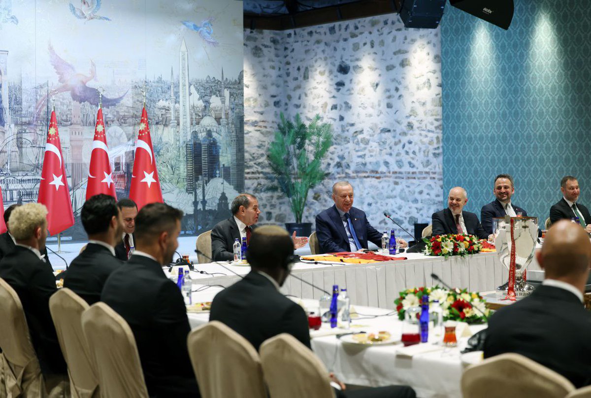 BreakingPoliti1's tweet photo. Süper Lig ve Türkiye Kupası'nda şampiyon olarak önemli bir başarının altına imza atan, 25 şampiyonlukla 5’inci yıldızı armasına takma hakkı kazanan Galatasaray’ın kıymetli sporcuları ve yöneticileriyle bugün İstanbul’da bir araya geldik. https://t.co/QaXJ4zWfo4