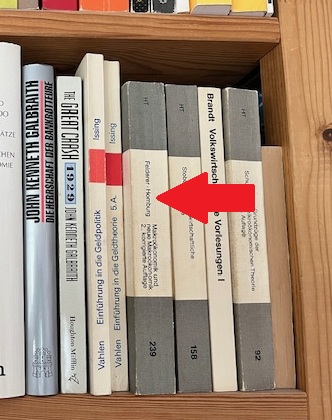 Immer wieder erhalte ich nette Zuschriften ehemaliger Studenten und Leser mit Fotos ihres Bücherregals. Das Lehrbuch wurde rund 250.000 mal in Deutschland verkauft und in sechs Sprachen übersetzt. Manche dachten, ich sei längst tot. Aber ich schrieb das Buch mit 21 Jahren.🙂