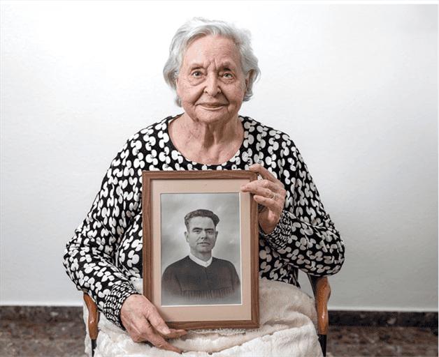 “Unutulma, hayatla ölümü ayıran uçurumdur.”

“Neredeyse kırk yıl diktatör ölsün de demokrasi gelsin diye bekledik. Bir kırk yıl da, demokrasi, ölülerine itibarlarını iade etsin diye bekledik.”
#CumartesiAnneleri30Yıl
