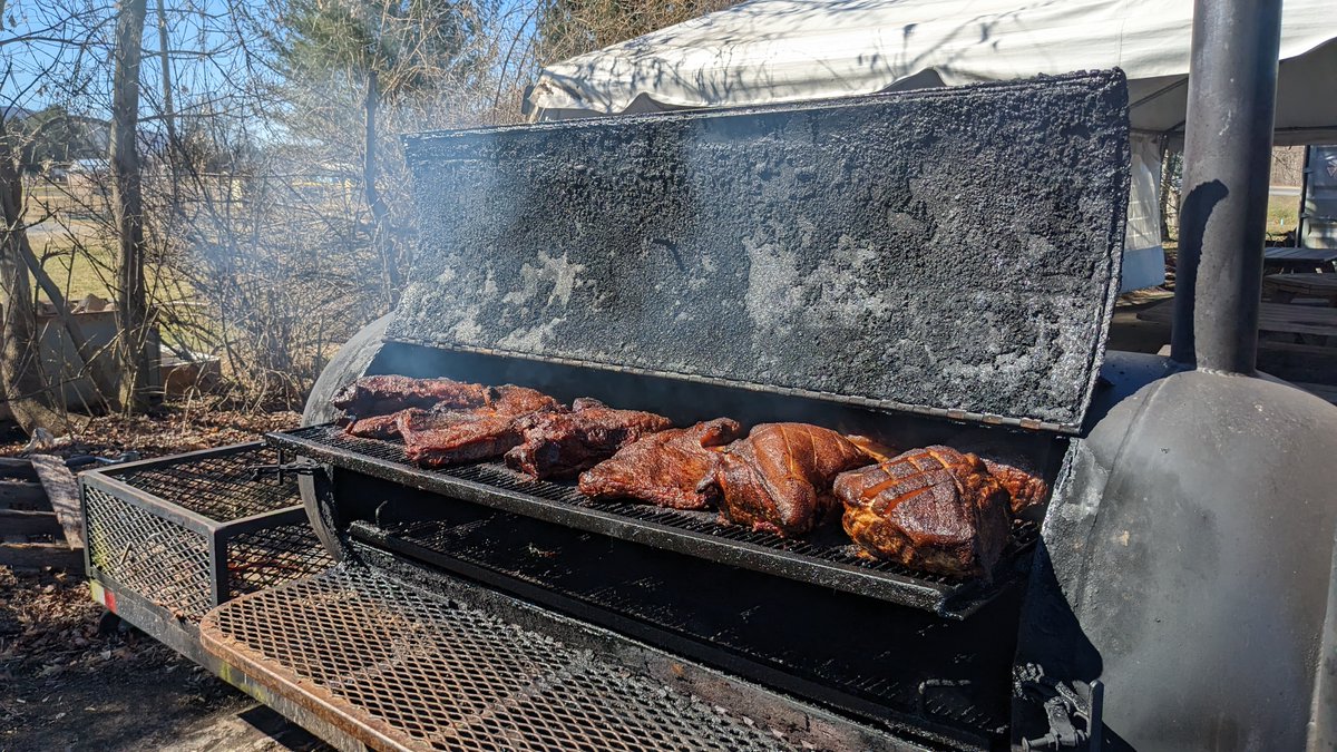 New episode of my Seen Through A Glass podcast is up: barbecue! I interviewed pitmaster Dave Graham at his Up In Smoke joint in Philipsburg, PA. Dave learned barbecue in Georgia, and brought it home. 
podbean.com/eas/pb-i5ncy-1…