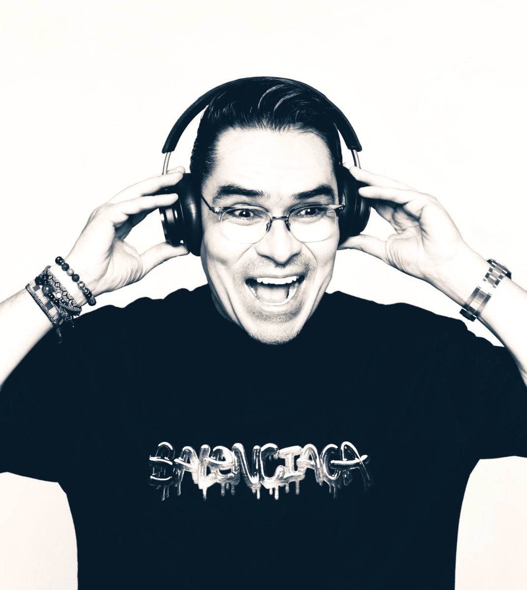 aesquinca's tweet image. #ElPoderDelSonido 🔊 29 mayo
Hoy le tengo una muy buena noticia: 
¡Finalmente usted llegó a su edad ideal!. Y realmente no importa el número de años que tenga, eso es lo de menos.
Usted llegó a:
La edad en la que se enfrentan los miedos.
La edad en la que se olvidan los rencores.…