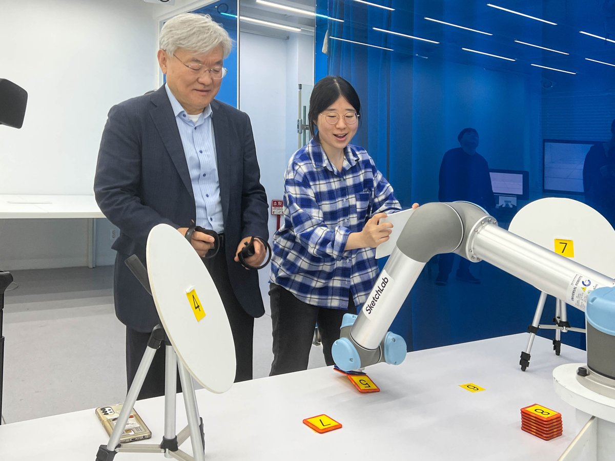 sketchlabkaist's tweet image. On May 15, we had the honor of welcoming Dr. Gyung-su Lee, a pioneer in nuclear fusion who led the KSTAR and ITER programs, and shared our sketching techs with him. Thank you for the amazing stories!⚛️